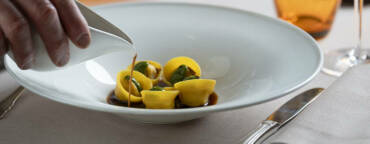 Ravioli di gallina vecchia, salsa verde e brodo di cipolle