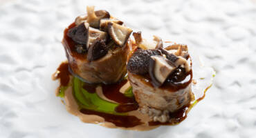 Roll di coniglio, funghi padellati e salsa agli anacardi